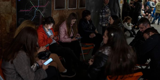 Menschen sitzen in einer Kiewer U-Bahn-Station, die als Luftschutzbunker dient. Menschen sitzen in einer Kiewer U-Bahn-Station, die als Luftschutzbunker dient.