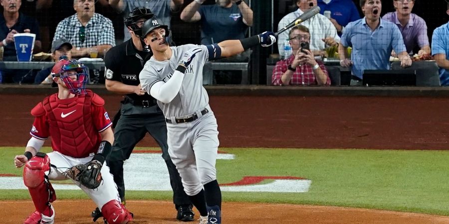 New Yorks Aaron Judge schlägt einen Solo-Home-Run, seinen 62. in dieser Saison.