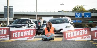 An Strasse geklebt - Klimaaktivisten blockieren Autobahnzufahrt in Bern