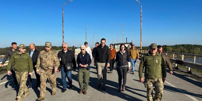 Marie-Agnes Strack-Zimmermann besichtigt eine zerstörte Brücke in der Nähe der ukrainisch-belarussischen Grenze. Marie-Agnes Strack-Zimmermann besichtigt eine zerstörte Brücke in der Nähe der ukrainisch-belarussischen Grenze.