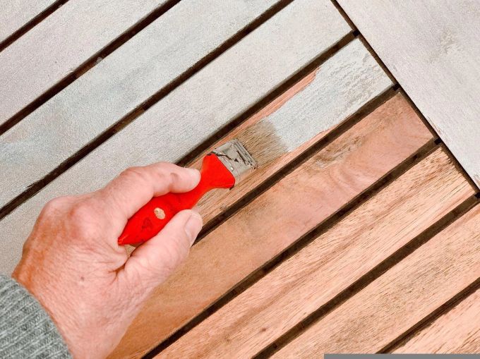 Ein Pinsel ist ein universelles Arbeitsinstrument, egal, ob man rechts- oder linkshändig ist. Holz Hand Farbe linkshändig