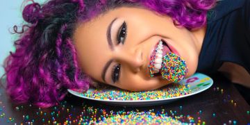 Frau Streusel Zucker Zunge bunt