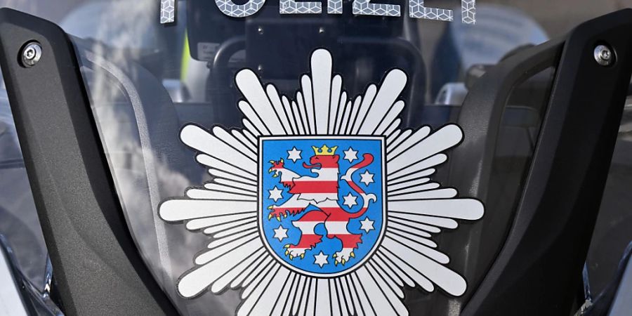 Nach dem Fund eines mit einem Hakenkreuz versehenen Sprengkörpers und eines weiteren selbstgebauten Sprengsatzes am thüringischen Bahnhof Straussfurt hat die Polizei die Wohnungen von vier Verdächtigen durchsucht. (Archivbild)