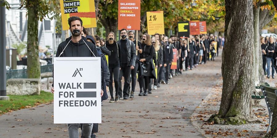 In Einerkolonne marschieren in Luzern knapp 80 Menschen im «Walk for Freedom», um gegen Menschenhandel und Sklaverei zu protestieren.