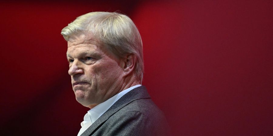 Der Vorstandsvorsitzende des FC Bayern München, Oliver Kahn, spricht bei der Jahreshauptversammlung auf der Bühne.