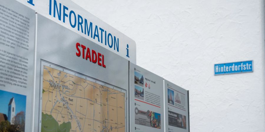 Die Informationstafel bei der Gemeindeverwaltung in Stadel. - Bezirk Dielsdorf