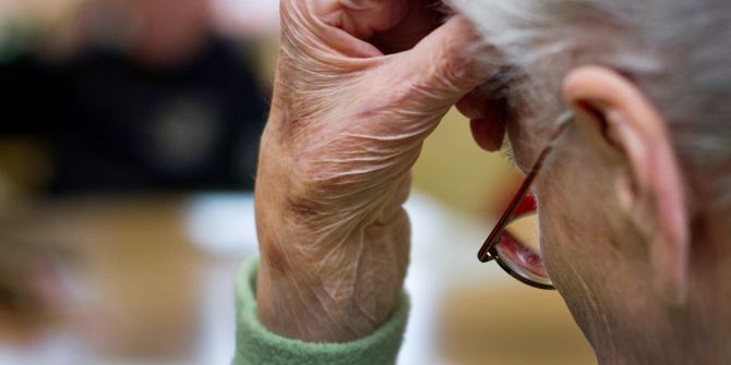 Frau Seniorin Vergesslichkeit Hand Kopf Brille