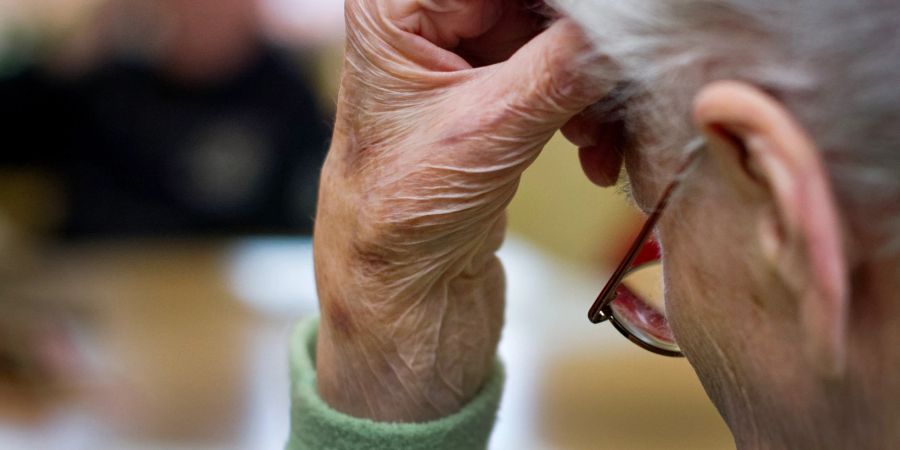 Frau Seniorin Vergesslichkeit Hand Kopf Brille