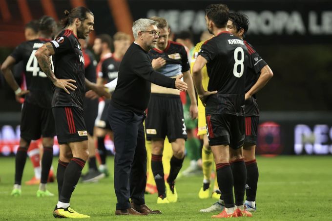 Urs Fischer mit seinen Spielern nach der 1:0 Niederlage beim FC Braga. urs fischer