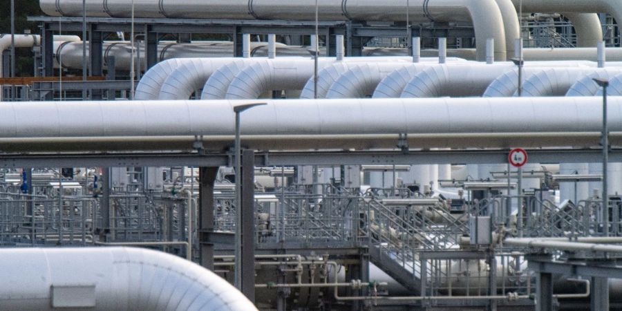 Rohrsysteme und Absperrvorrichtungen in der Gasempfangsstation der Ostseepipeline Nord Stream 2 und der Übernahmestation der Ferngasleitung Eugal.