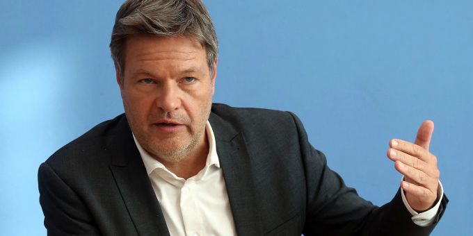Robert Habeck spricht bei der Vorstellung der Herbstprojektion der Konjunkturprognose von «ernsten Zeiten». Robert Habeck spricht bei der Vorstellung der Herbstprojektion der Konjunkturprognose von «ernsten Zeiten».