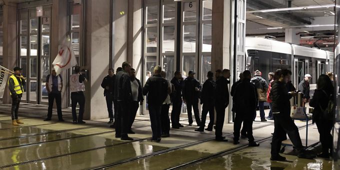 Streikposten verhindern am frühen Mittwochmorgen in Genf die Ausfahrt von Trams und Bussen aus den Depots. Streikposten verhindern am frühen Mittwochmorgen in Genf die Ausfahrt von Trams und Bussen aus den Depots.