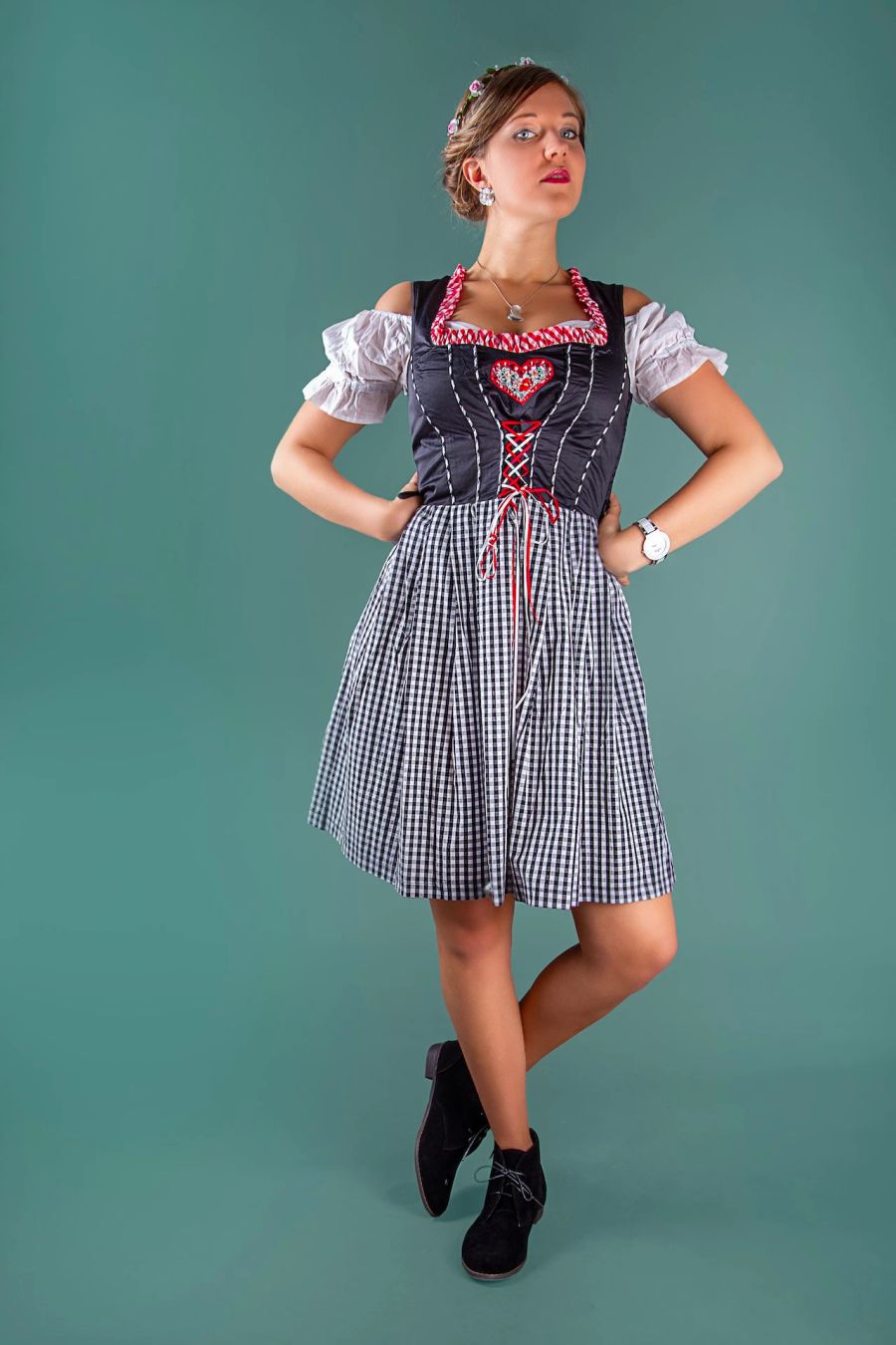 Frau trägt Dirndl