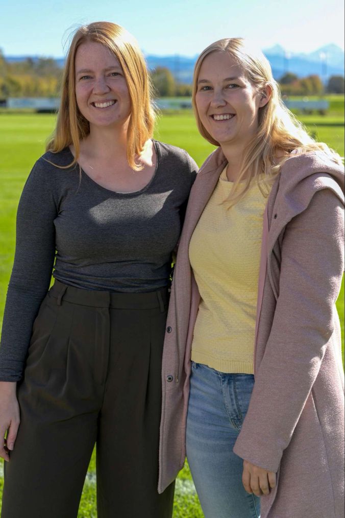 Um ihren Vater bei FC Belp Selections zu unterstützen, sind Céline und Nathalie Zaugg (r) gekommen.