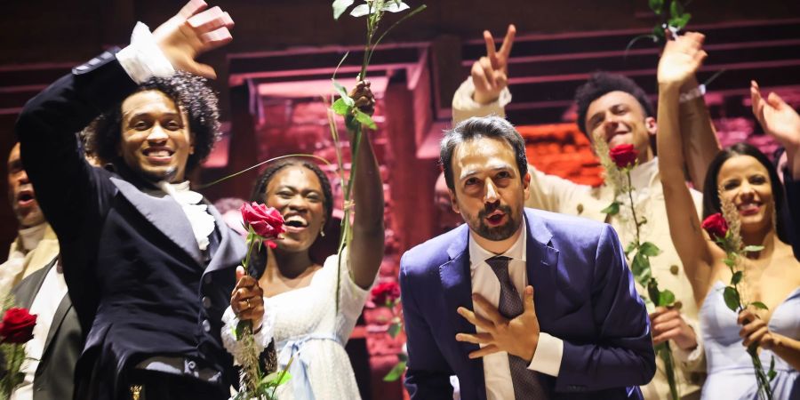 Lin-Manuel Miranda (M), Komponist und Autor des Musicals «Hamilton», steht zusammen mit dem Ensemble beim Schlussapplaus in Hamburg auf der Bühne.