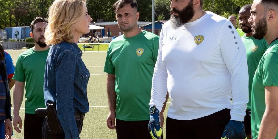 Maria Furtwängler alias Charlotte Lindholm legt sich mit Macho-Fussballern an.