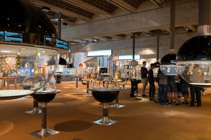 Die kugelförmigen Vitrinen des Musée International de l'Horlogerie enthalten Ausstellungsstücke mit Weltbedeutung – von den ersten tragbaren über winzige, extraflache, speziell komplizierte bis zu besonders dekorativen Uhren. Ausflüge schlechtes Wetter