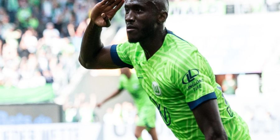 Wolfsburgs Josuha Guilavogui jubelt nach einem Tor.