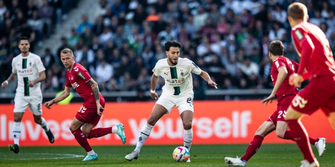 Ramy Bensebaini (Borussia Mönchengladbach) am Ball im Spiel gegen den 1. FC Köln in der Bundesliga. Bundesliga Borussia Mönchengladbach Köln