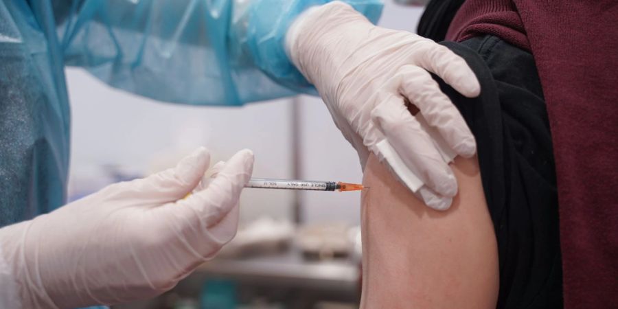Menschen über 60 Jahre sollten sich erneut gegen das Coronavirus impfen lassen.