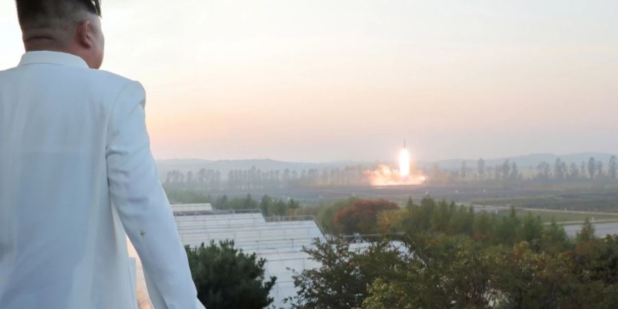 HANDOUT - Diese Aufnahme zeigt nach Angaben der staatlichen nordkoreanischen Nachrichtenagentur KCNA Machthaber Kim Jong Un bei einem Raketentest. Der Inhalt kann nicht unabhängig verifiziert werden. Foto: -/kcna/kns/dpa - ACHTUNG: Nur zur redaktionellen Verwendung und nur mit vollständiger Nennung des vorstehenden Credits.