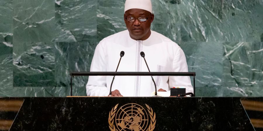 Immer mehr Kinder sterben nach der Einnahme eines Hustensafts der Firma Maiden Pharmaceuticals Limited. Präsident Adama Barrow geht nun entschlossen gegen das Unternehmen vor.