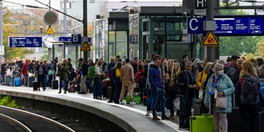 Politiker fordern nach Sabotage-Akt bei Bahn besseren Schutz der Infrastruktur