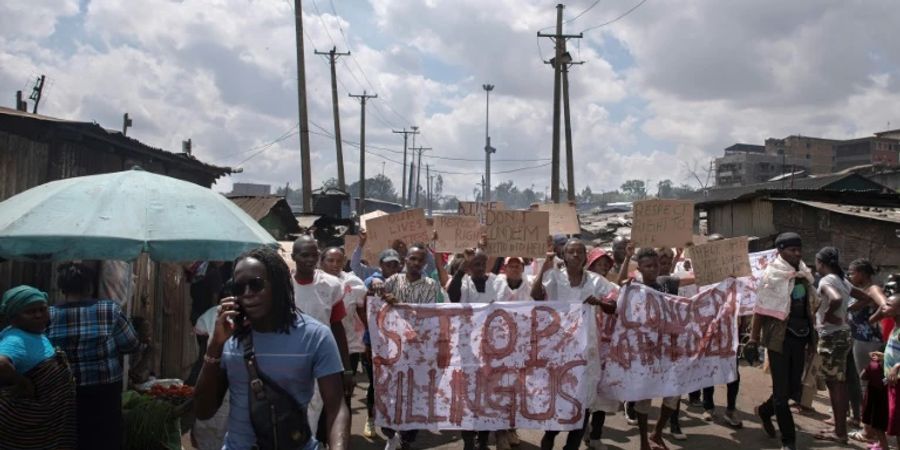 Bewohner eines Slums von Nairobi protestieren gegen Polizeigewalt