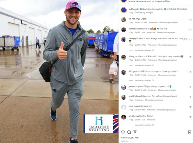 Buffalo-Quarterback Josh Allen grüsst vom Rollfeld. Buffalo