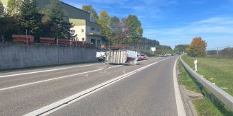 Bazenheid SG - Lieferwagen-Anhänger kippt und versperrt die H16
