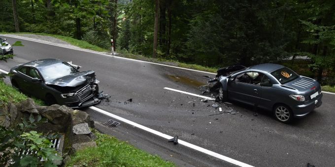Heftiger Unfall mit zwei Verletzten. Heftiger Unfall