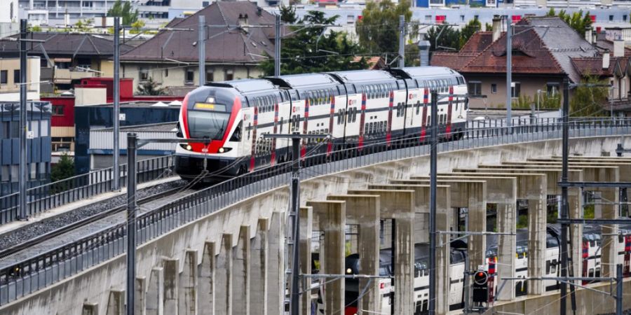 Ein Spezialzug der SBB auf der fast 1200 Meter langen Überwerfung in Renens. Das Bauwerk ermöglicht es den Zügen, zwei weitere Gleise kreuzungsfrei zu überqueren.