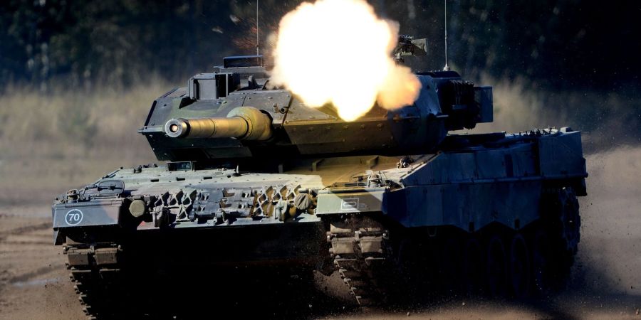 Ein Kampfpanzer Leopard 2 fährt während einer Bundeswehr-Übung durchs Gelände (Archivbild). Annalena Baerbock bejaht die Frage, ob sie den Wunsch der Ukraine nach deutschen Leopard-2-Panzern verstehen könne.