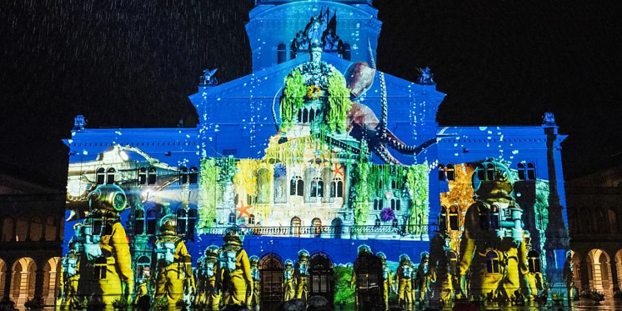 Das Bundeshaus wird am Freitagabend anlässlich der Hauptprobe der Projektion «Rendez-vous Bundesplatz», Point Nemo, beleuchtet.