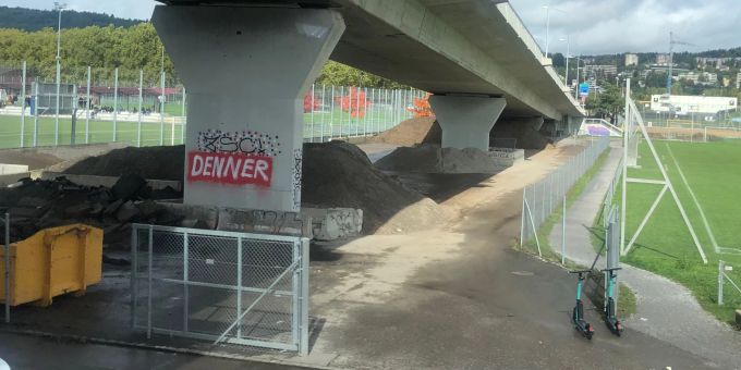 Ein Graffiti von Migros-Tochter Denner an einer Brücke in Schlieren ZH. Migros