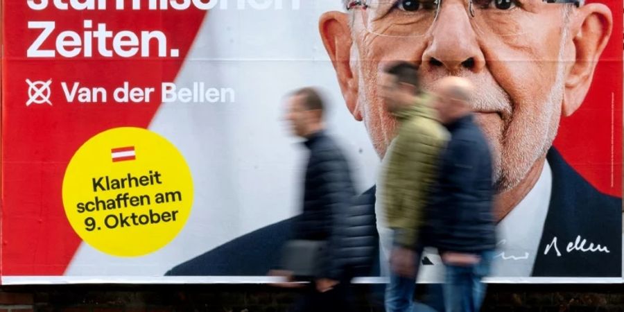 Plakat mit Amtsinhaber van der Bellen