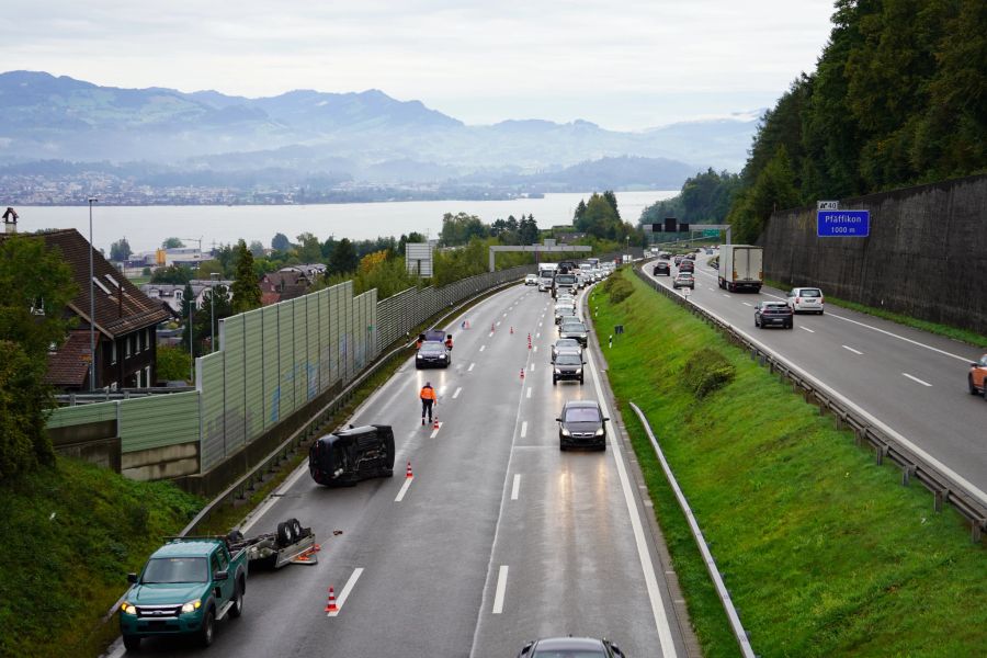 Ein Auto war in Pfäffikon mit einem Anhänger unterwegs, der mit einem weiteren Auto beladen war.
