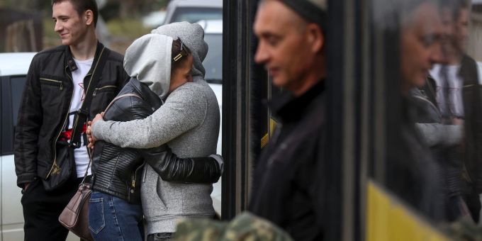 Eine Umarmung zum Abschied vor einem Bus mit russischen Rekruten. Eine Umarmung zum Abschied vor einem Bus mit russischen Rekruten.