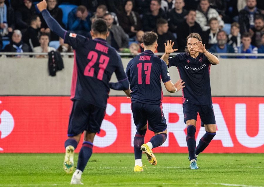 Der FC Basel holt gegen Slovan Bratislava einen Zwei-Tore-Rückstand auf.