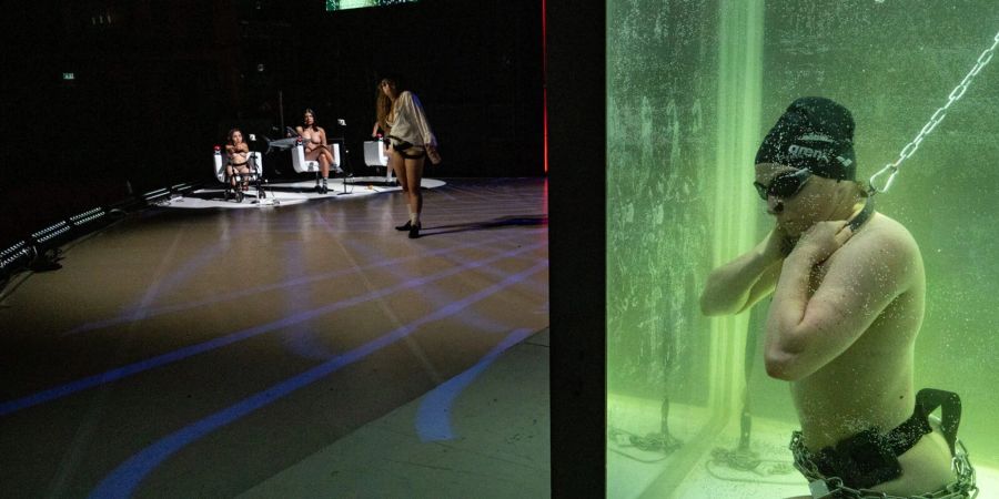 Eine Frau sitzt in der Inszenierung «Ophelia's Got Talent» in einem Wasserbehälter.
