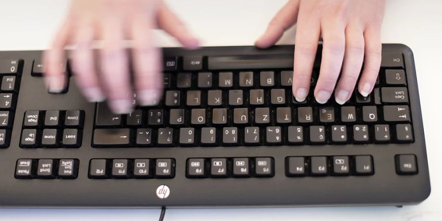 Ab 24. April sind .swiss-Internetadressen für Privatpersonen und Einzelunternehmen ohne Handelsregistereintrag frei verfügbar. (Symbolbild)