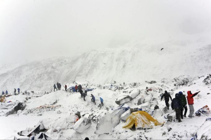 Helfer suchen 2015 Überlebende in verschütteten Zelten am Mount-Everest-Basiscamp. (Archivbild) bergsteiger tracker ortung gerät