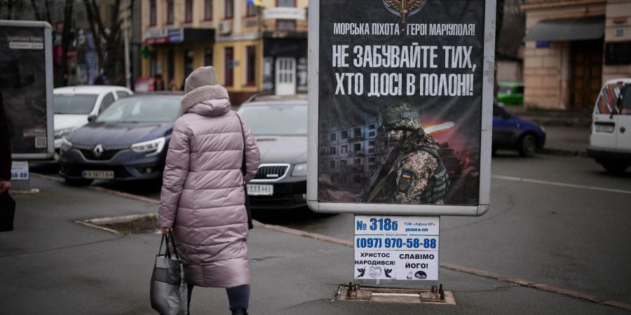 Ein Transparent in Krywyj Rih mit der Aufschrift: «Marineinfanteristen - Helden von Mariupol - vergesst nicht die, die noch in Gefangenschaft sind».