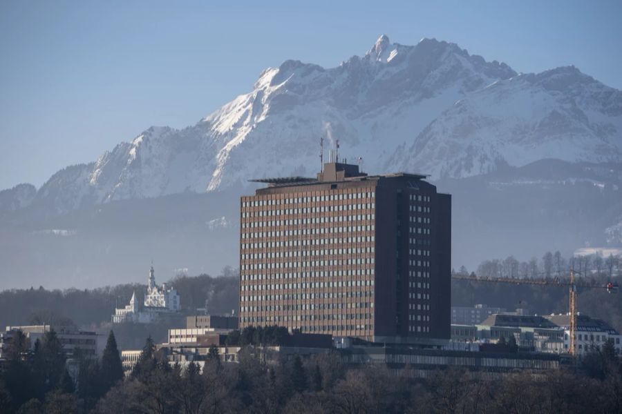 Im August 2022 hob das Luzerner Kantonsspital die Maskenpflicht in seinen Räumlichkeiten auf.