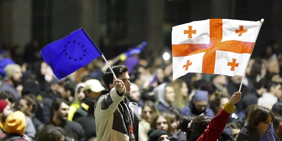 Demonstranten protestieren gegen einen Gesetzesentwurf, der den Einfluss «ausländischer Agenten» eindämmen soll. Foto: Zurab Tsertsvadze/AP/dpa