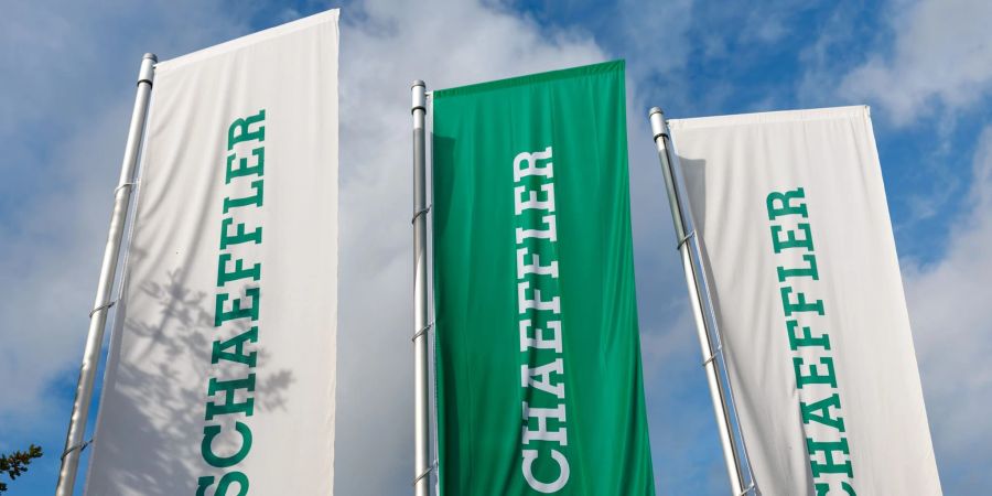 Flaggen mit dem Schaeffler AG-Logo wehen vor der Zentrale des Unternehmens in Herzogenaurach.