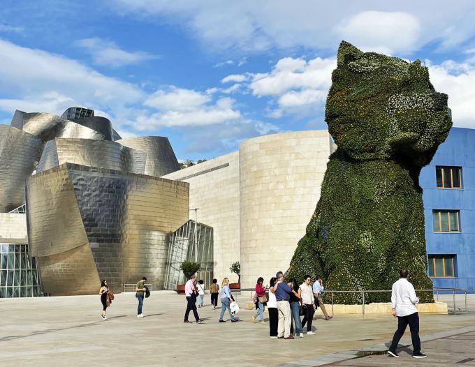 Vor dem Guggenheim-Museum mit seinen charakteristischen silbernen Titanplatten steht die «Puppy»-Skulptur von Jeff Koons. Guggenheim Museum Jeff Koons