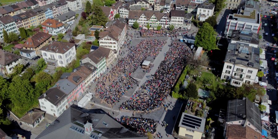 Der Landsgemeindering auf dem Zaunplatz in Glarus aus der Vogelperspektive; 2022 - Kanton Glarus