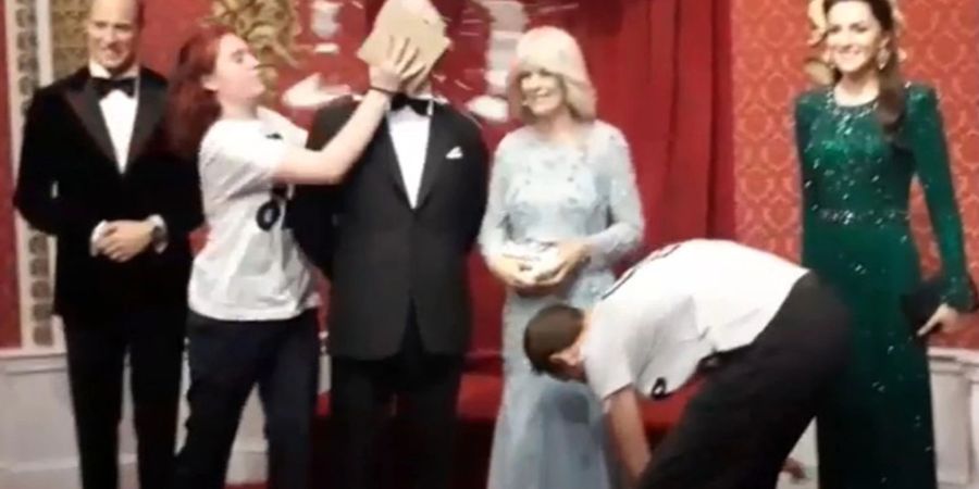 Das Wachsmodell von König Charles III. wird
wird mit einem Kuchen beschmiert.