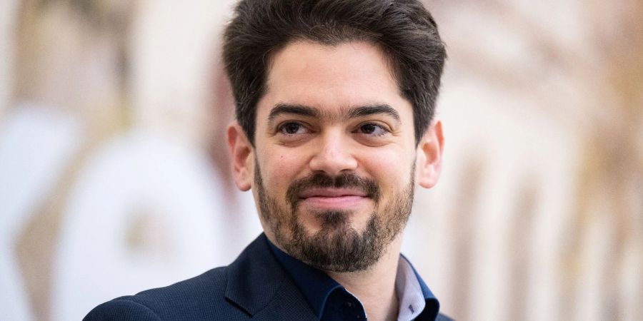 Lahav Shani, zukünftiger Chefdirigent der Münchner Philharmoniker, nimmt bei seiner Vorstellung an einem Pressegespräch teil.